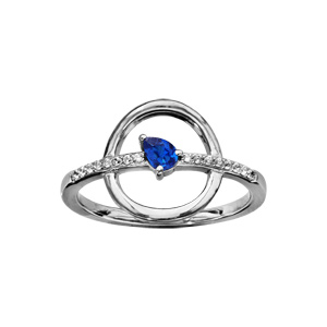 Bague en argent rhodié avec 1 cercle ajouré et 1 rail d\'oxydes blancs traversant orné d\'1 oxyde vert - Vue 1
