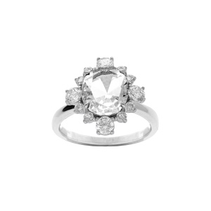 Bague en argent rhodié avec oxyde centrale blanc et contour d\'oxydes blancs sertis - Vue 1
