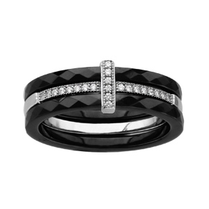 Bague en cramique noire 3 anneaux, 2 anneaux en cramique noire facete et 1anneau central en argent rhodi avec demi-rail d\'oxydes blancs et  avec barrette d\'oxydes blancs - Vue 1