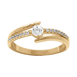 Bague en plaqu or avec solitaire et oxydes blancs sertis entours de deux bandes  lisses