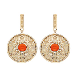 Boucles d\'oreille pendantes en plaqu or rond suspendu avec motif fleur et pierre couleur corail et fermoir poussette - Vue 1