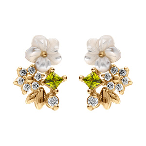 Boucles d'oreille tige en plaqu� or fleurs d'oxydes blancs et vert olive et sa fleur de nacre blanche