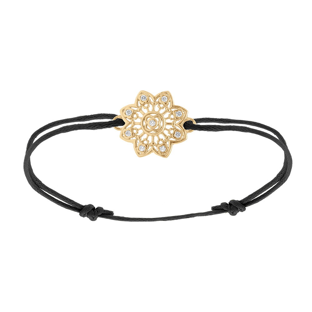 Bracelet en  plaqu� or avec cordon noir et fleur filigrane orn�e d\'oxydes blancs sertis - Vue 1