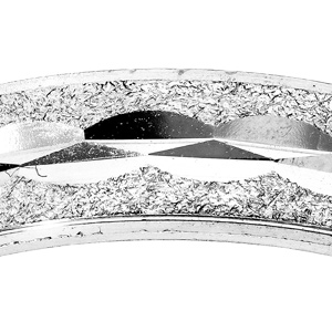 Alliance en argent rhodié granitée et finement sculptée au centre largeur 5mm - Vue 2