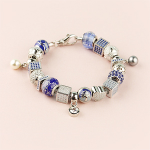 Charms Thabora en argent rhodi fil zig zag et ronds sur fond bleue - Vue 2