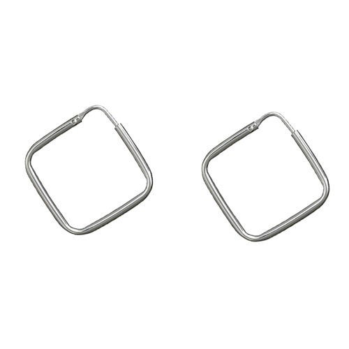 Créoles en argent carrées fantaisies portées en diagonale 24mm X 24mm