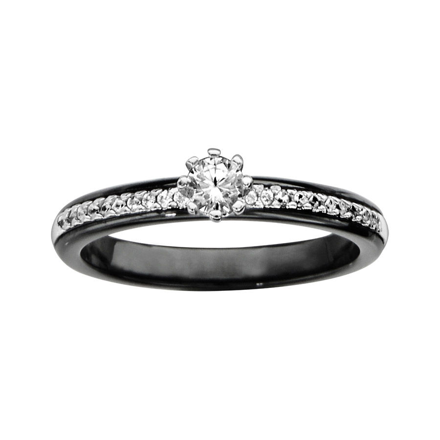 Bague en céramique noire avec rail en argent rhodié et oxydes blancs micro-sertis et 1 gros oxyde blanc serti griffes