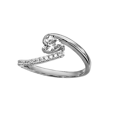 Bague en argent rhodié brin qui fait le tour avec 1 extrémité demi-rail d’oxydes et l’autre lisse en forme de vague avec coeur en oxydes blancs sertis au centre