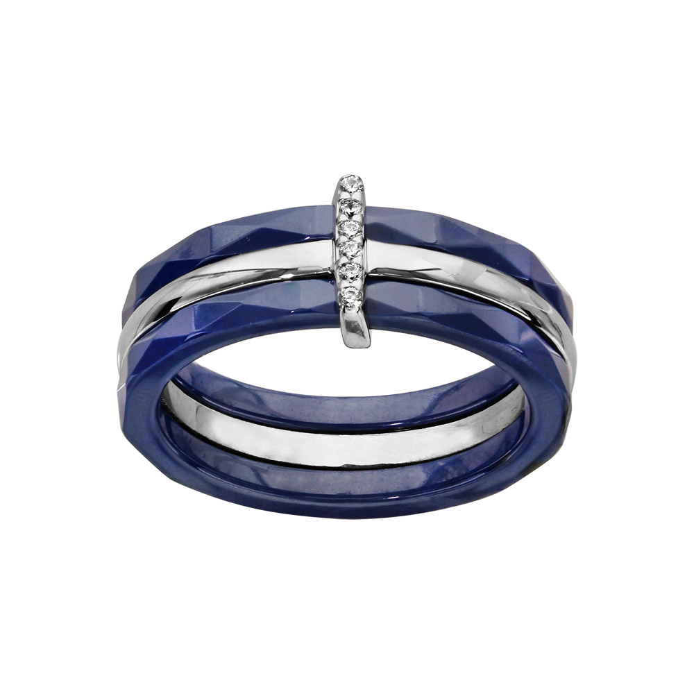 Bague en céramique bleu 3 anneaux, 2 en céramique bleu facetté et 1 en argent rhodié avec barre centrale ornée d&rsquo;oxydes blancs sertis