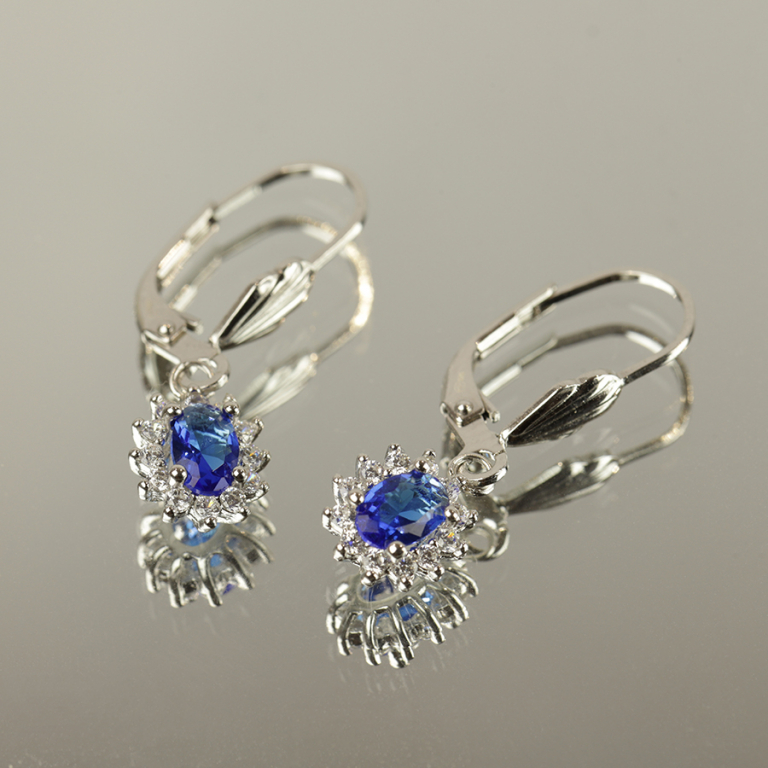 Boucles d\'oreille dormeuse en argent rhodié oxyde central bleu foncé entouré d\'oxydes blancs 7.5mm x 9.5mm - Vue 10