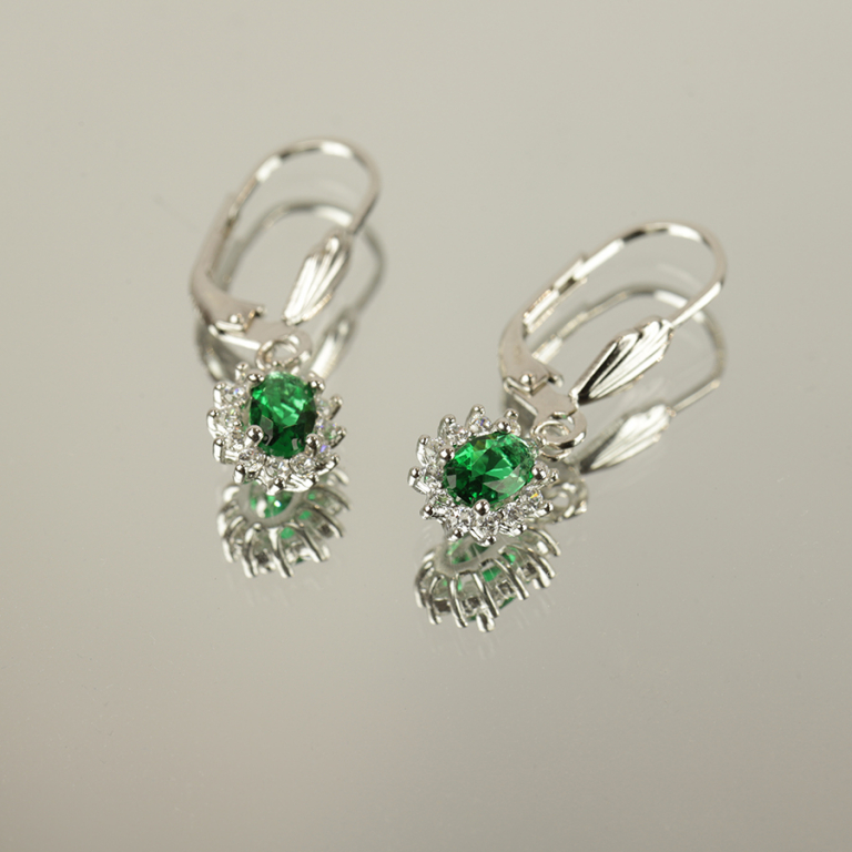 Boucles d\'oreille dormeuse en argent rhodié oxyde central vert entouré d\'oxydes blancs 7.5mm x 9.5mm - Vue 10