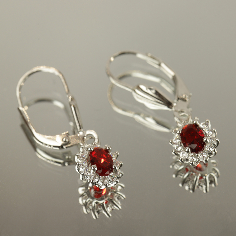 Boucles d\'oreille dormeuse en argent rhodié oxyde central rouge entouré d\'oxydes blancs 7.5mm x 9.5mm - Vue 10