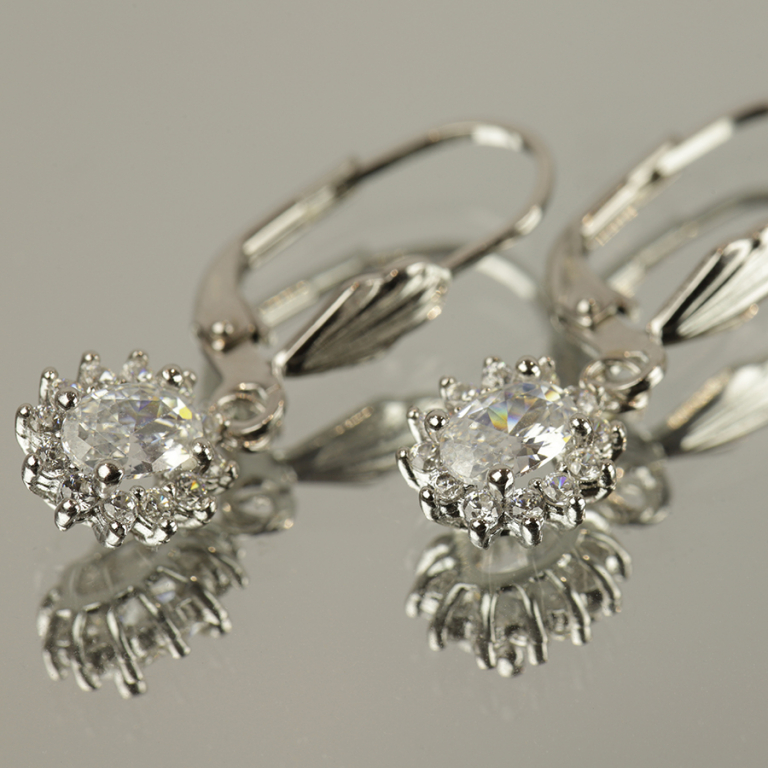 Boucles d\'oreille dormeuse en argent rhodié avec oxyde central blanc entouré d\'oxydes blancs 7.5mm x 9.5mm - Vue 10