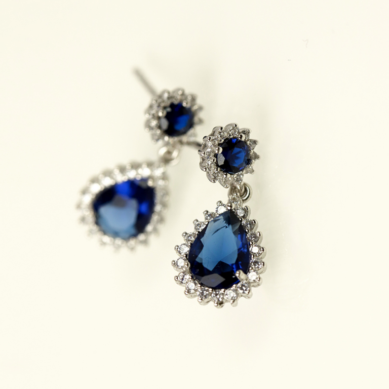 Boucles d\'oreille tige en argent rhodié pendentif goutte oxydes bleu et contour oxydes blancs sertis - Vue 10