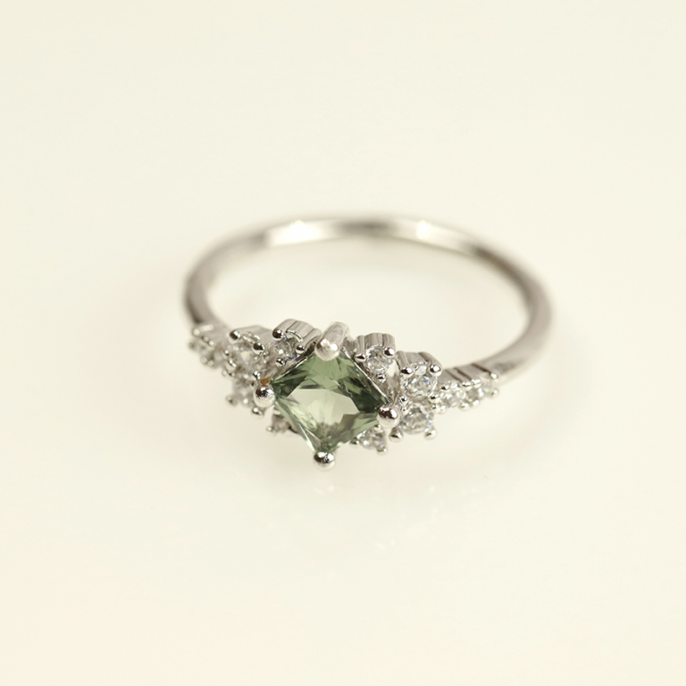 Bague en argent rhodié avec oxyde serti forme carré vert et entourage blanc - Vue 10