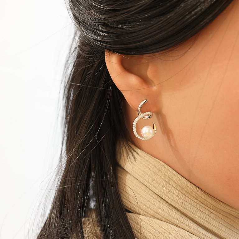 Boucles d\'oreille en argent rhodi spirale avec Perle de culture d\'eau douce blanche 8mm et oxydes blancs sertis et fermoir poussette - Vue 20