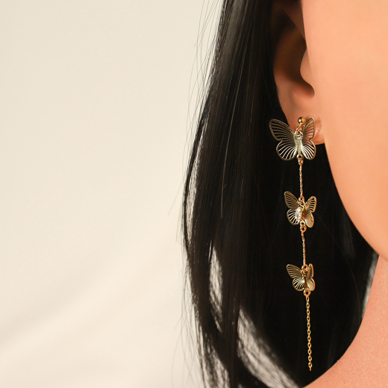 Boucles d\'oreille pendante tige en argent dor� tois papillons par� d\'oxydes blancs - Vue 20