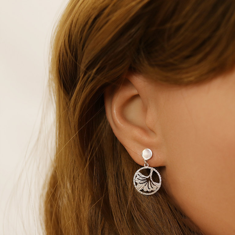 Boucles d\'oreille en argent rhodié anneau suspendu 15mm ajourée avec motif feuille et fermoir poussette - Vue 20