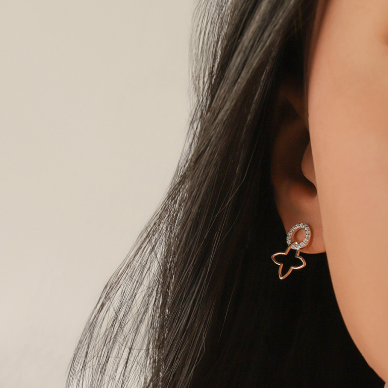 Boucles d\'oreille pendante tige en argent bicolore cercle pav� d\'oxydes et tr�fle dor� - Vue 20