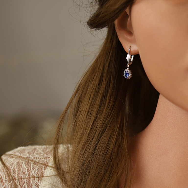 Boucles d\'oreille dormeuse en argent rhodié oxyde central bleu foncé entouré d\'oxydes blancs 7.5mm x 9.5mm - Vue 20