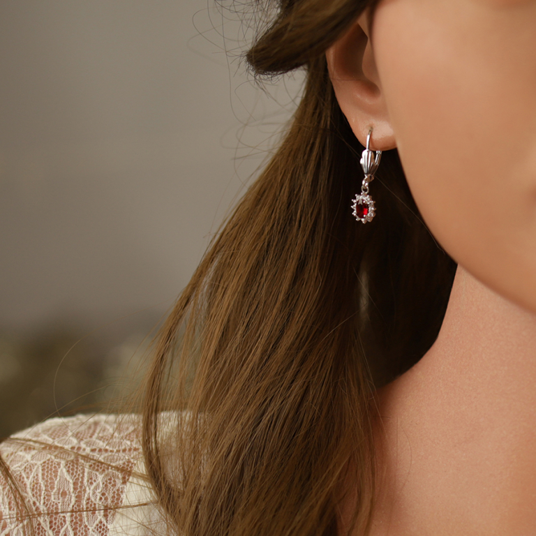 Boucles d\'oreille dormeuse en argent rhodié oxyde central rouge entouré d\'oxydes blancs 7.5mm x 9.5mm - Vue 20