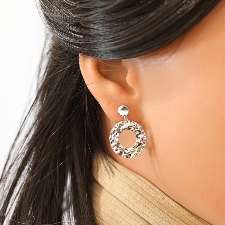 Boucles d\'oreille en argent rhodi ronde vide et martele avec fermoir poussette - Vue 20