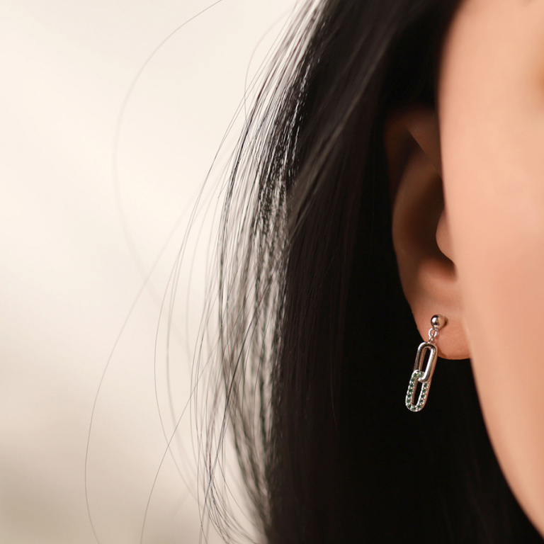 Boucles d\'oreille pendantes tige en argent rhodi�  compos�es de deux  rectangles entrelac�s un lisse et un par� d\'oxydes verts sertis - Vue 20