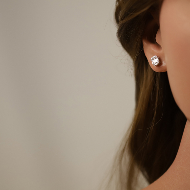 Boucles d\'oreille tige en argent rhodié forme rectangulaire oxydes blancs - Vue 20