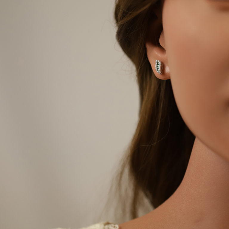 Boucles d\'oreille tige en argent rhodié forme navette oxyde centrale vert et contour oxydes blancs sertis - Vue 20