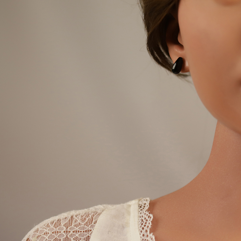 Boucles d\'oreille tige en argent doré goutte en verre noir - Vue 20