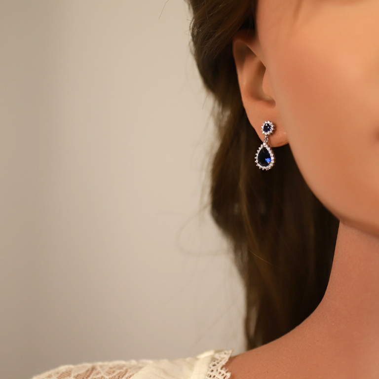 Boucles d\'oreille tige en argent rhodié pendentif goutte oxydes bleu et contour oxydes blancs sertis - Vue 20