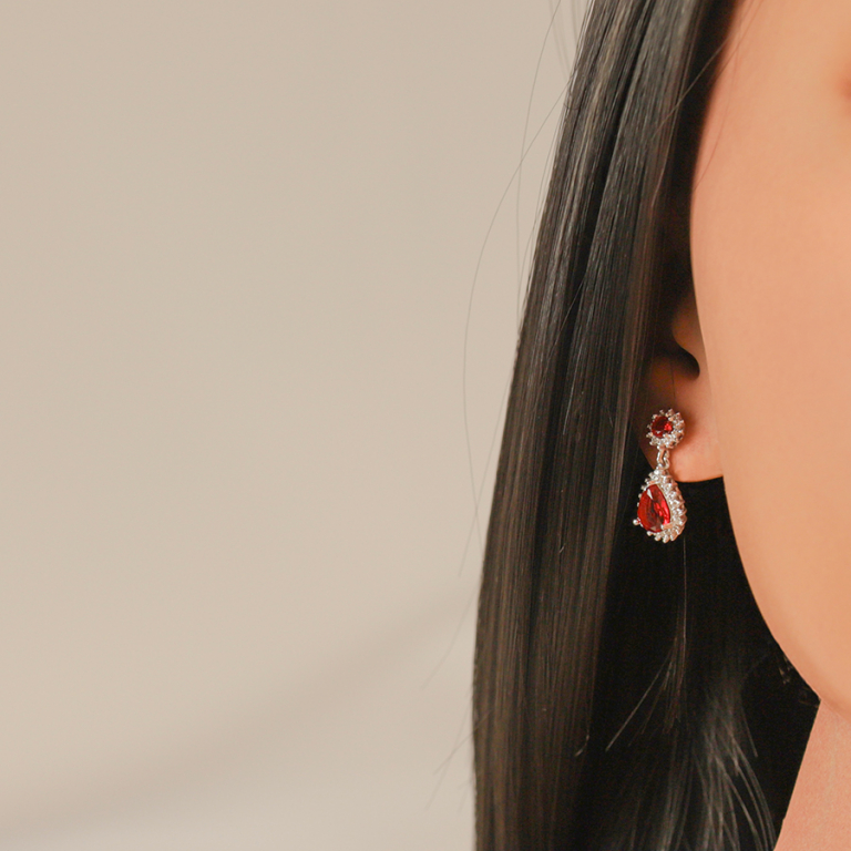 Boucles d\'oreille tige en argent rhodi� pendentif goutte d\'oxydes rouge et contour d\'oxydes blancs sertis - Vue 20