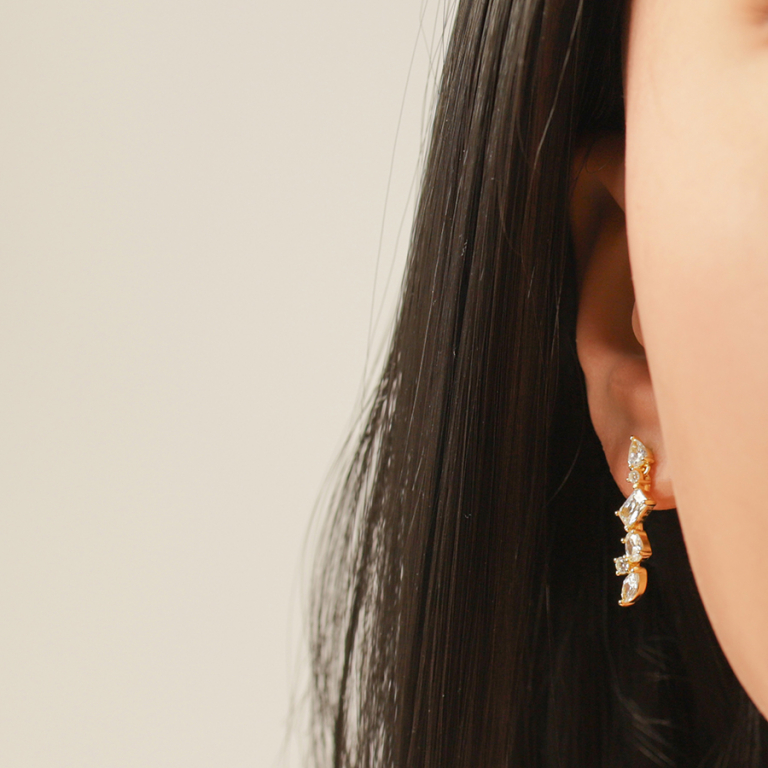 Boucles d\'oreille tige en argent dor pendantes avec quatre oxydes blancs sertis - Vue 20