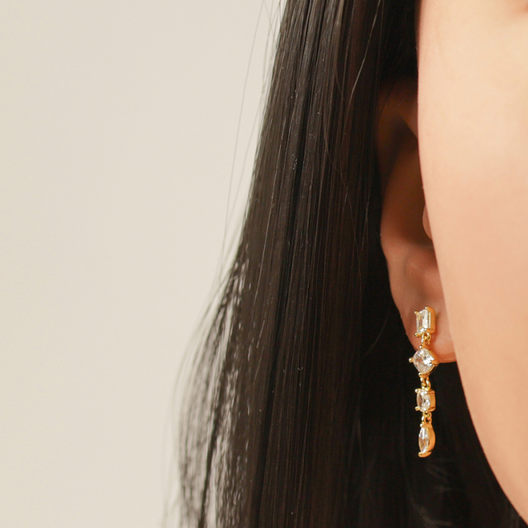 Boucles d\'oreille tige en argent dor� pendantes avec oxydes blancs sertis - Vue 20