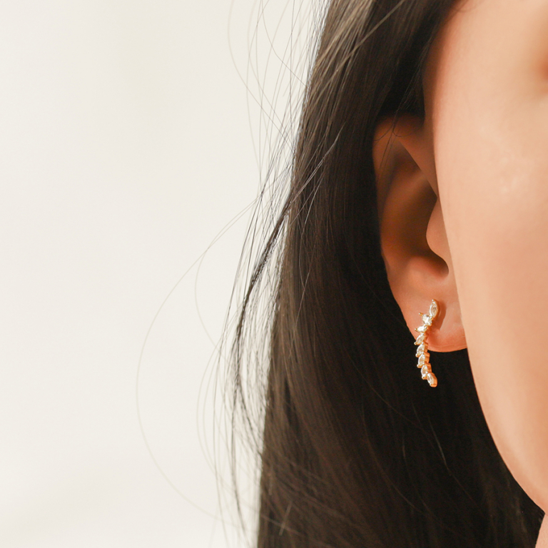 Boucles d\'oreille tige en argent dor pendantes lgrement incurves ornes  d\'oxydes blancs sertis - Vue 20