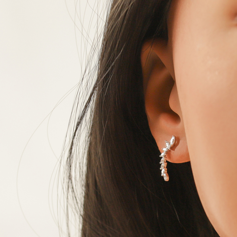 Boucles d\'oreille tige en argent rhodi� pendantes l�g�rement incurv�es par�es d\'oxydes blancs sertis - Vue 20