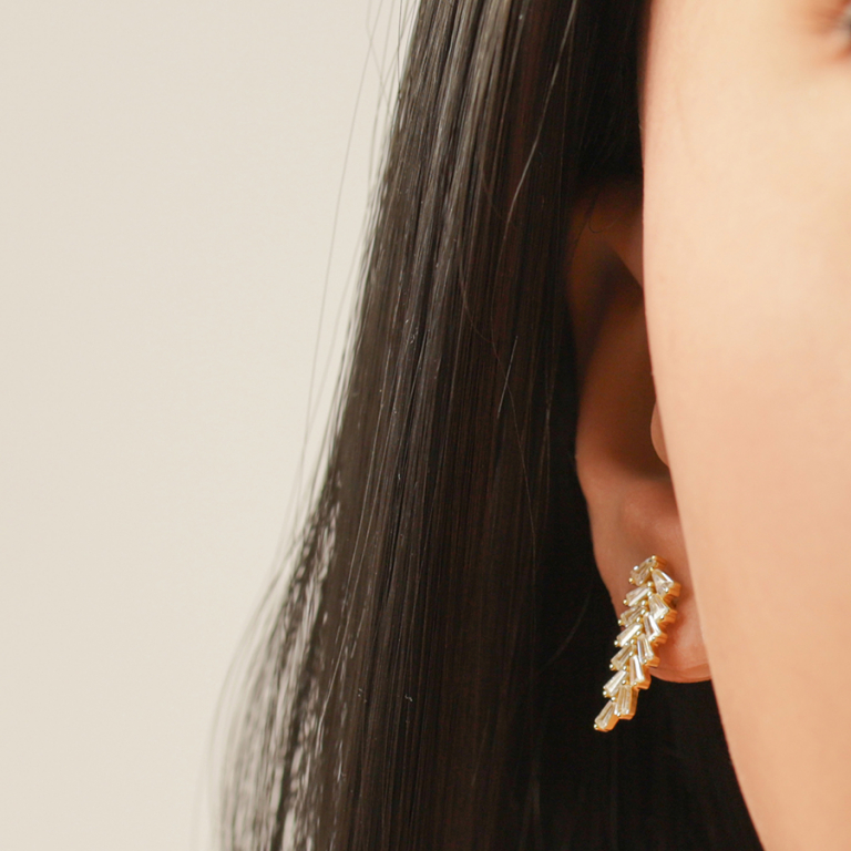 Boucles d\'oreille tige en argent dor� pendantes avec feuillage navettes d\'oxydes blancs sertis - Vue 20