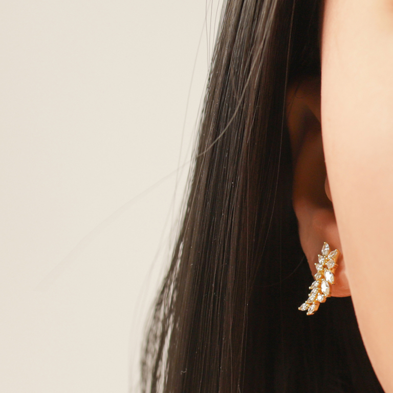 Boucles d\'oreille tige en argent dor pendantes feuillage d\'oxydes blancs sertis - Vue 20