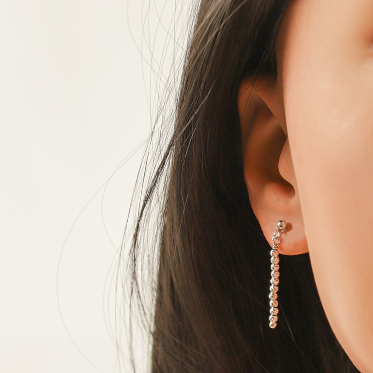 Boucles d\'oreille tige en argent rhodi pendantes avec boules diamantes - Vue 20