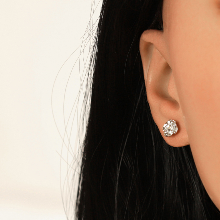 Boucles d\'oreille tige en argent rhodi motif fleur de 8.2mm d\'oxydes taills en rose blanc sertis - Vue 20