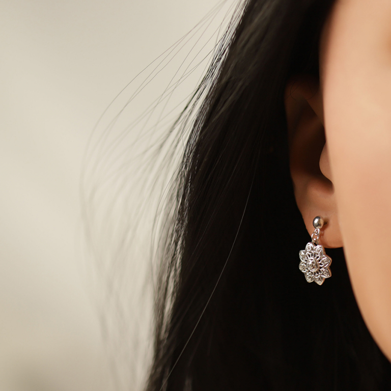 Boucles d\'oreille pendantes tige argent rhodi� forme fleur filigrane avec oxydes blancs sertis - Vue 20