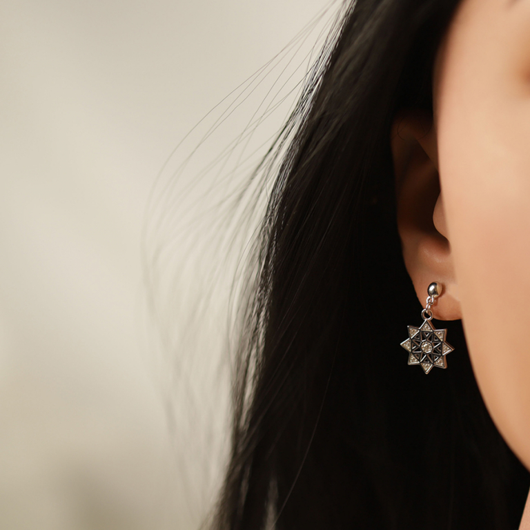 Boucles d\'oreille pendantes tige en argent rhodi�  en forme d\' etoile orn�es d\'oxydes blancs sertis - Vue 20