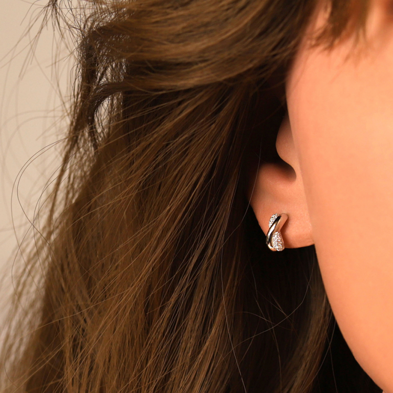 Boucles d\'oreille tige en argent rhodi� crois�es avec oxydes blancs sertis - Vue 20