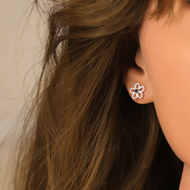 Boucles d\'oreille tige en argent rhodi fleur ajoure pare d\'oxydes blancs et oxyde bleu central - Vue 20