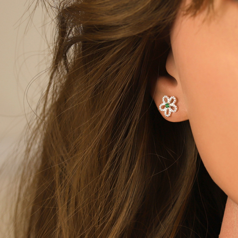 Boucles d\'oreille tige en argent rhodi fleur ajoure pare d\'oxydes blancs et oxyde vert central - Vue 20