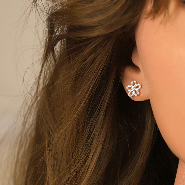 Boucles d\'oreille tige en argent rhodi fleur ajoure pare d\'oxydes blancs - Vue 20