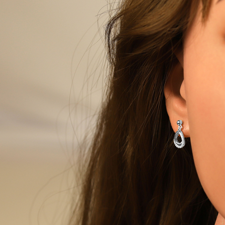 Boucles d\'oreille tige en argent rhodi forme goutte pare d\'oxydes blancs sertis - Vue 20