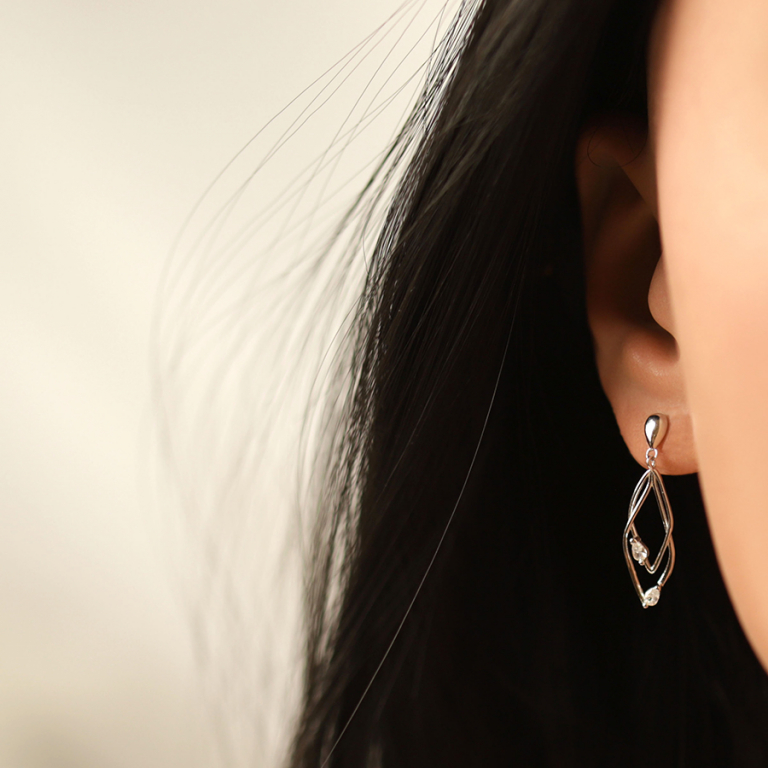 Boucles d\'oreille tige en argent rhodi� deux  losanges entrelac�s avec oxydes blancs sertis - Vue 20