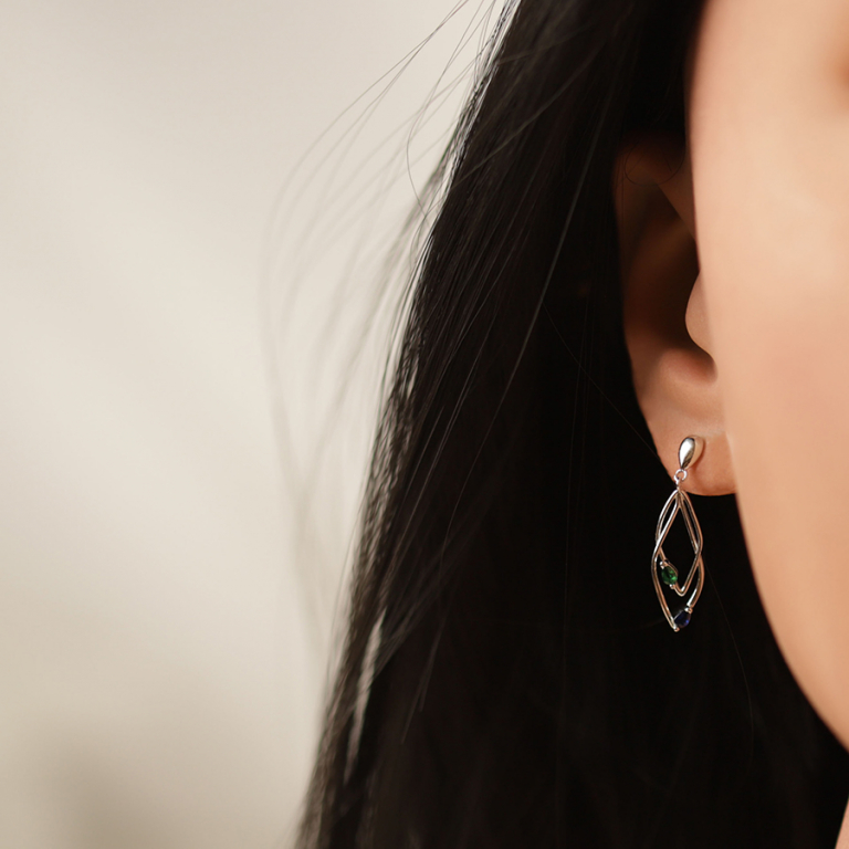 Boucles d\'oreille tige en argent rhodi� deux  losanges entrelac�s avec oxydes bleu et vert serti - Vue 20