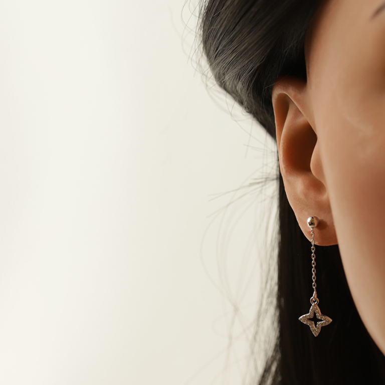 Boucles d\'oreille pendante tige en argent tr�fle avec oxydes blancs sertis - Vue 20